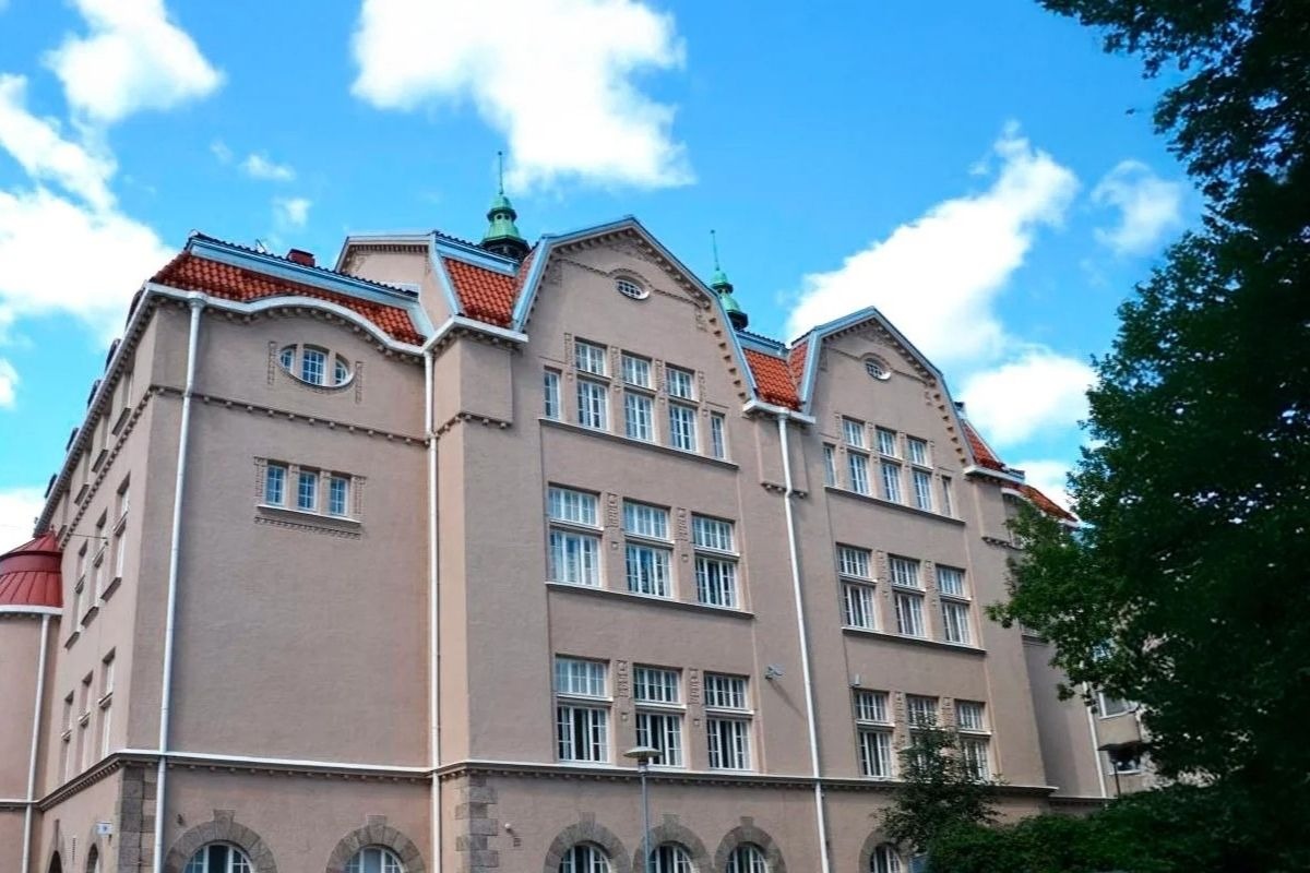 HB Priima -väliseinäharkot osana Merimiehenkadun koulun peruskorjausta